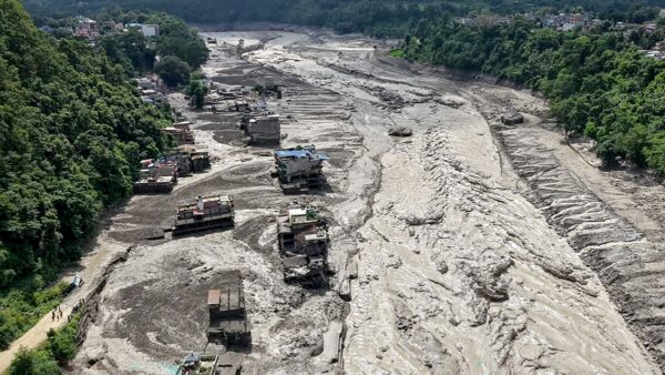 中国・ネパール国境で土石流　情報公開めぐり両国の対応に差
