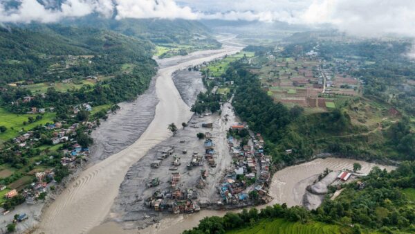 中国・ネパール国境の土石流　専門家「大規模開発が被害拡大の一因」