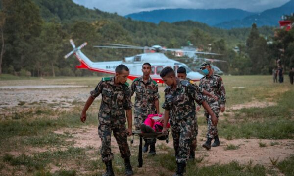 中国とネパール 土石流対応で明暗 情報公開と救援に差