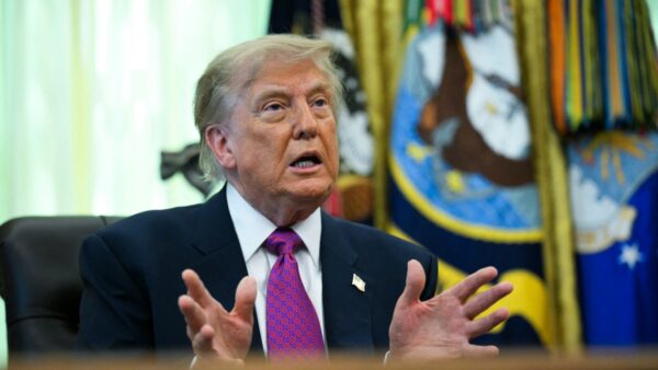 トランプ氏　中国銀行に制裁示唆　イラン取引でドル金融網から排除も
