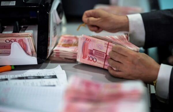 中国の中小銀行が1年で670行減少　景気低迷で再編加速