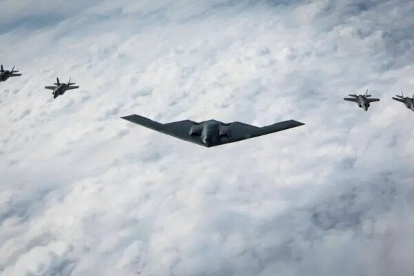 米空軍基地とB-2爆撃機を無断撮影　中国人に禁錮6か月　送還へ