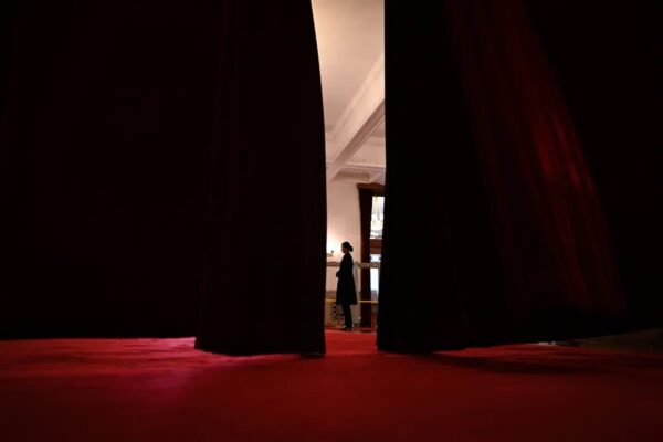 中国で恋愛にもリスク　中共　公務員の結婚・交友関係まで厳しく管理