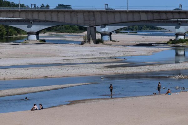 欧州の水力発電量　過去最低に迫る水準　高温と少雨が影響
