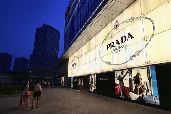 PRADA　中国で毎年2～3店舗閉鎖へ　高級ブランドの撤退相次ぐ