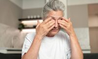 目の疲れは「こする」より「整える」　温める・動かす・食べる10分セルフケア