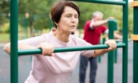 毎日わずか4分の運動で身体機能が改善　高齢者の筋力とバランスに効果