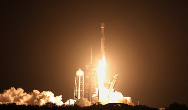 スペースXのロケット残骸　月面に衝突　NASA確認