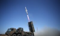 中国沿岸部を射程に　国産12式地対艦誘導弾　空中発射型が飛行試験