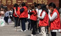 中国の学校で保護者「見守り当番」　高齢者も棒を持ち校門前に　負担に不満