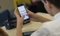 スマホの使用時間を減らしたいですか？　研究が勧めるこの一手