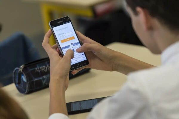 スマホの使用時間を減らしたいですか？　研究が勧めるこの一手