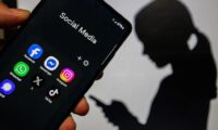 EU　13歳未満のSNS利用禁止へ　15歳未満は利用制限
