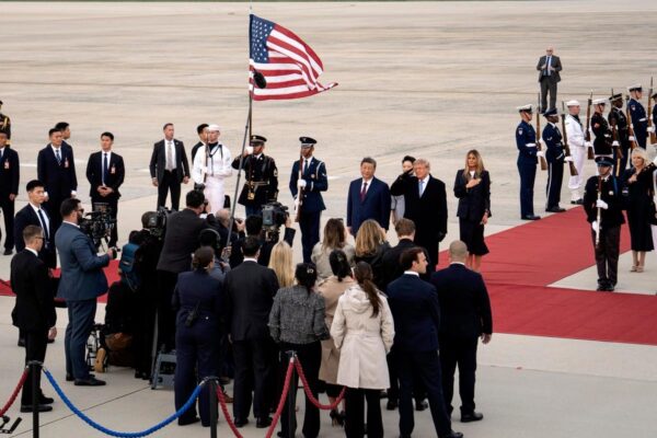 トランプ米大統領　習近平を異例の歓迎　歓迎式典ではB2とF22が上空飛行