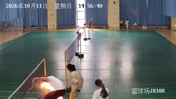 転んだ瞬間、ポケットから火柱　中国スマホ発火騒動