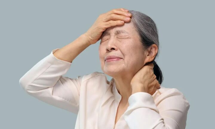 うつむき姿勢で頭痛が悪化？　首が原因の「頸性頭痛」を見分ける手がかり